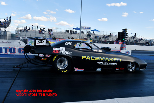 AA/FC - Ryan Hodgson - 'Pacemaker' (near lane) 
vs Matt Bynum - 'Matthews Motorsports' (far lane)